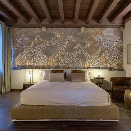 Palazzo Duomo Suites In Udine Center Bagian luar foto